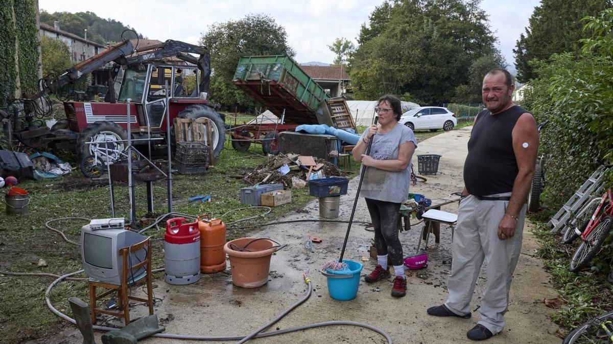 Vecinos de Auza, tras las inundaciones. Foto: Unai Beroiz