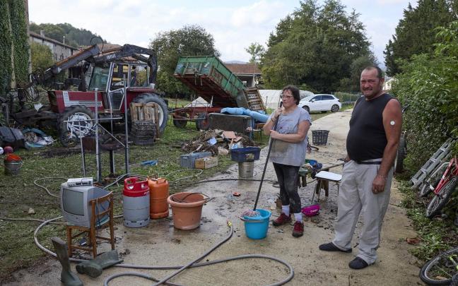 Vecinos de Auza, tras las inundaciones. Foto: Unai Beroiz
