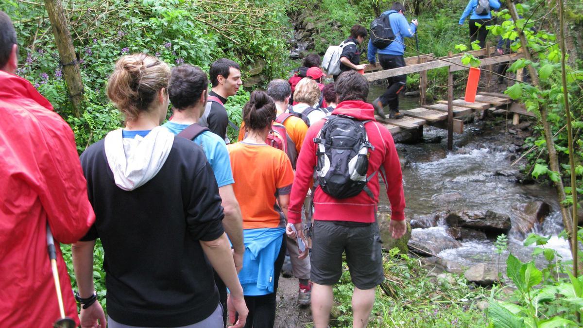 El itinerario, apto para realizar en familia, discurre por puentes o junto a riachuelos y presas