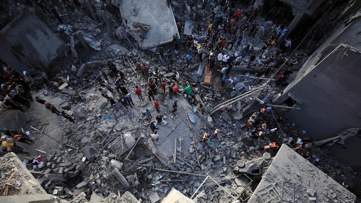 Gazatíes intentan encontrar víctimas entre los escombros de un bombardeo israelí.