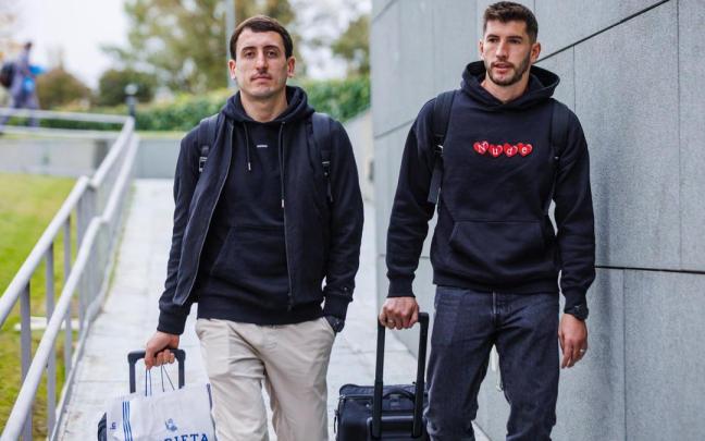 Oyarzabal, junto al osasunista David García, este lunes llegando a las instalaciones de la Federación Española en Las Rozas. / RFEF