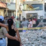 Los vecinos se encuentran entre los escombros tras el terremoto, en Pereira.