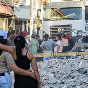Los vecinos se encuentran entre los escombros tras el terremoto, en Pereira.