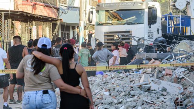 Los vecinos se encuentran entre los escombros tras el terremoto, en Pereira.