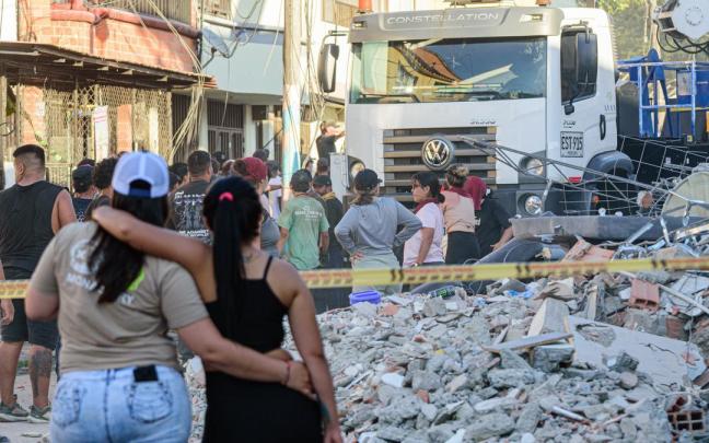 Los vecinos se encuentran entre los escombros tras el terremoto, en Pereira.
