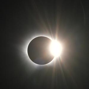 En imágenes | Gran expectación por el eclipse total de Sol