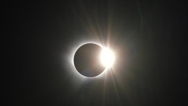 En imágenes | Gran expectación por el eclipse total de Sol