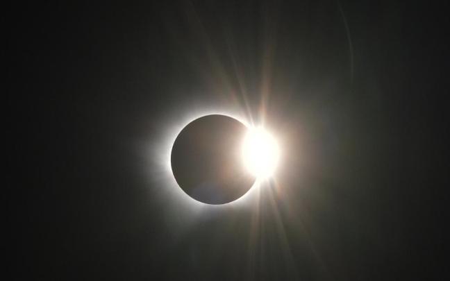 En imágenes | Gran expectación por el eclipse total de Sol