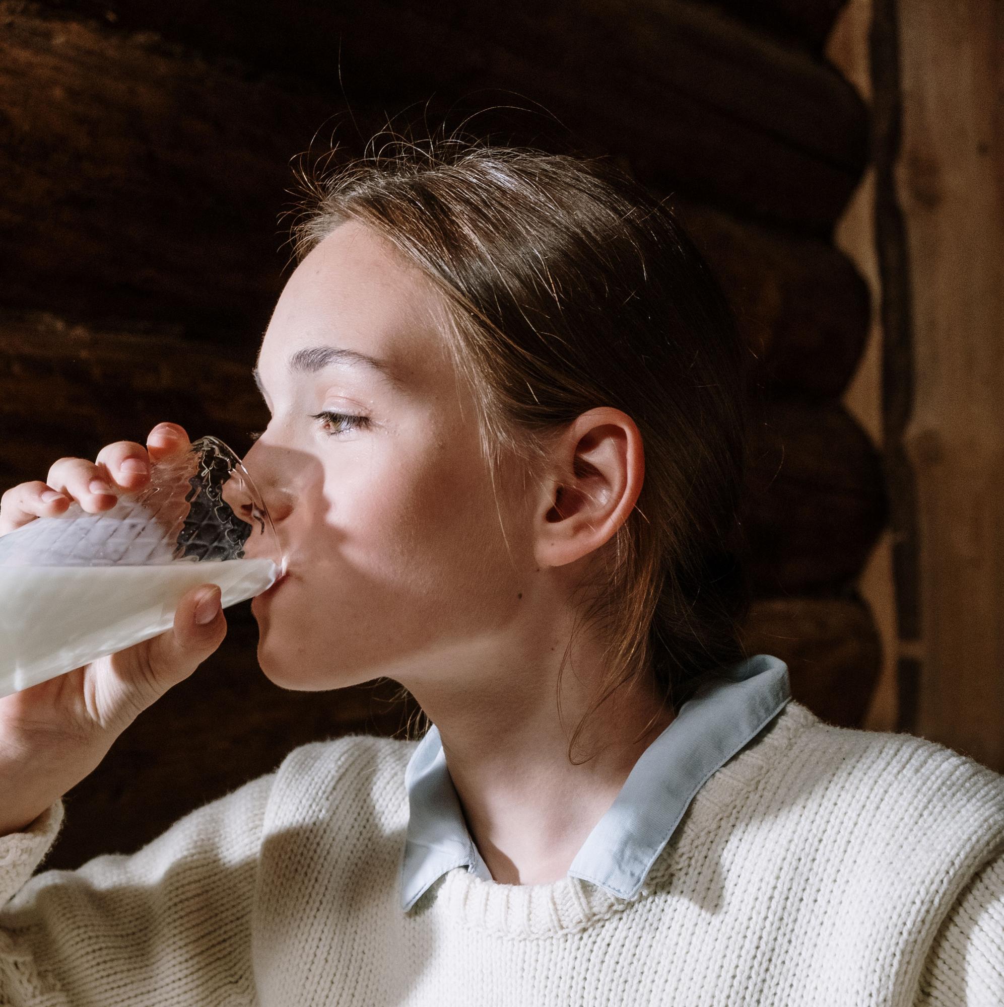 Las proteínas de la leche aportan aminoácidos esenciales que estimulan la síntesis de masa muscular.