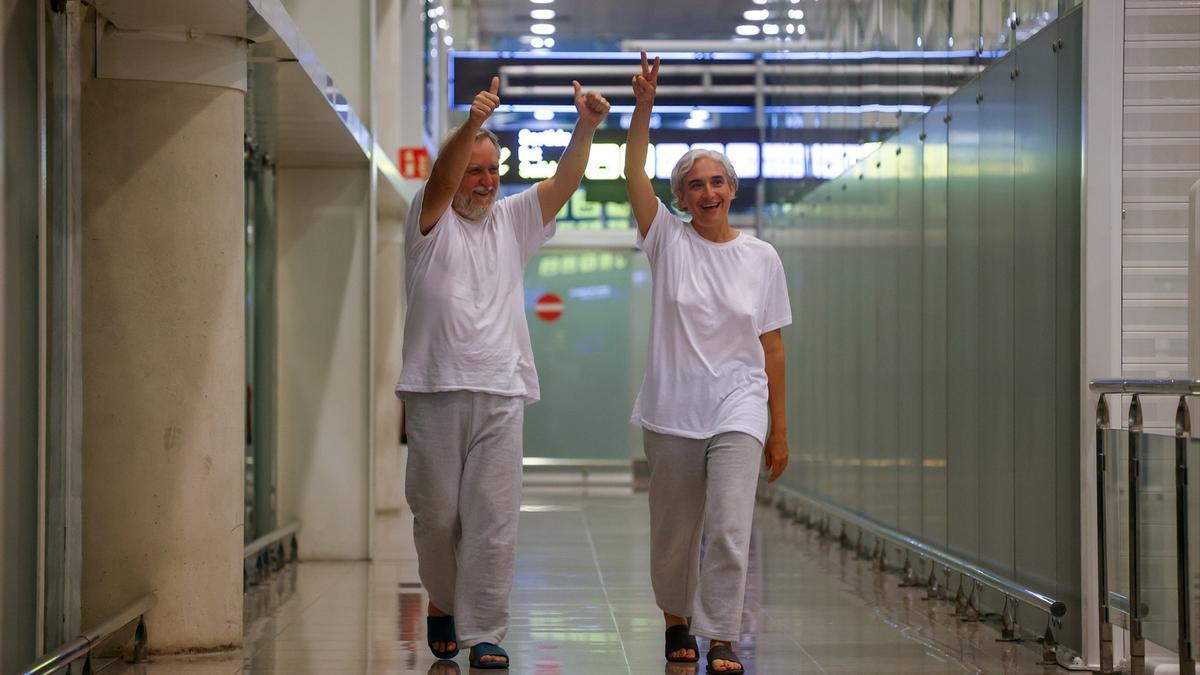 El concejal de ERC en Barcelona, Jordi Coronas, y la exalcaldesa de Barcelona, Ada Colau, a su llegada al Aeropuerto Josep Tarradellas Barcelona-El Prat, a 5 de octubre de 2025, en Barcelona.