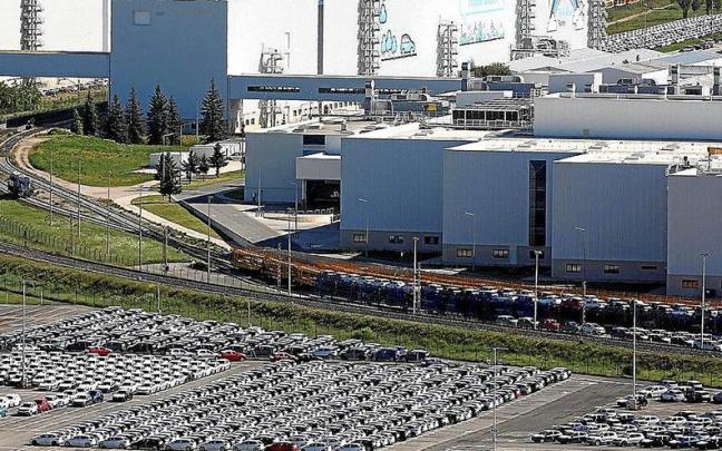 La campa de Volkswagen en Iruñea, llena de coches a la espera de la llegada de ‘chips’. | FOTO: J. BERGASA La campa de Volkswagen en Iruñea, llena de coches a la espera de la llegada de ‘chips’. | FOTO: J. BERGASA