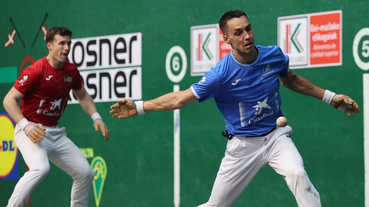 Iñaki Artola se mete en las semifinales del Manomanista después de superar a un atenazado Javier Zabala, que se quedó a las puertas de su objetivo tras comenzar con un 0-8 favorable