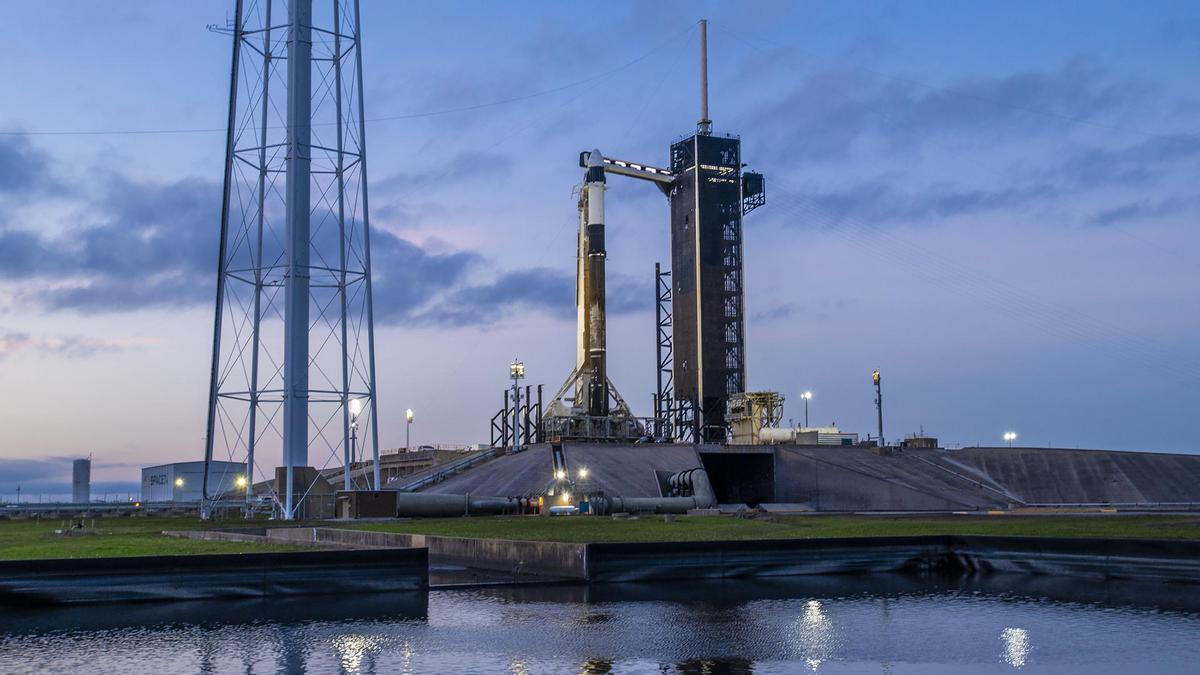 El cohete Falcon 9 con la cápsula Dragon antes de su lanzamiento desde Cabo Cañaveral.