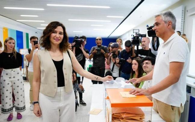 Ayuso acude a votar con motivo de las elecciones generales del 23J.