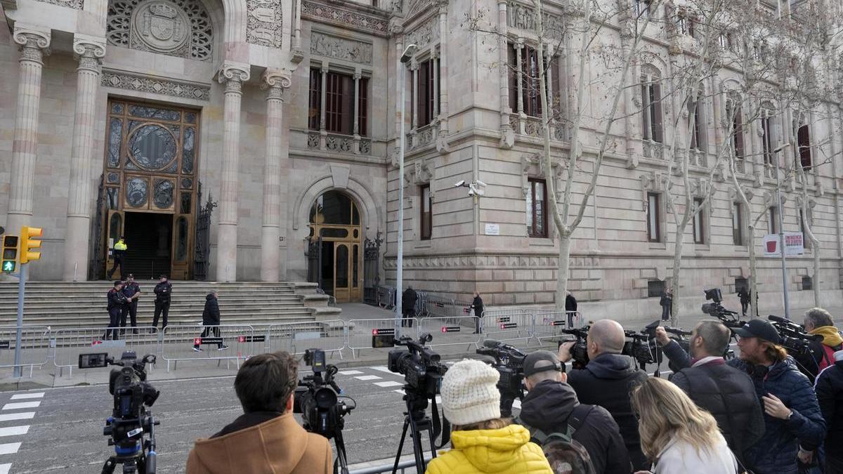 Periodistas agolpados ante la Audiencia de Barcelona.
