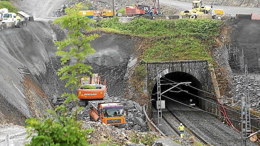 Obras en el túnel de Gaintxurizketa en la línea Astigarraga-Irun.