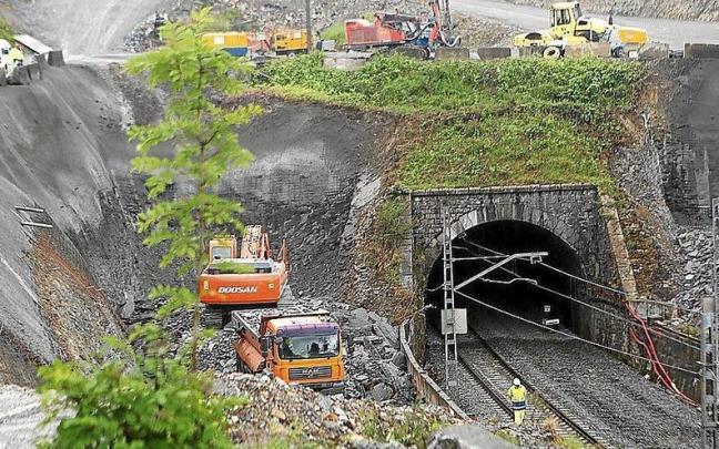 Obras en el túnel de Gaintxurizketa en la línea Astigarraga-Irun. Obras en el túnel de Gaintxurizketa en la línea Astigarraga-Irun.