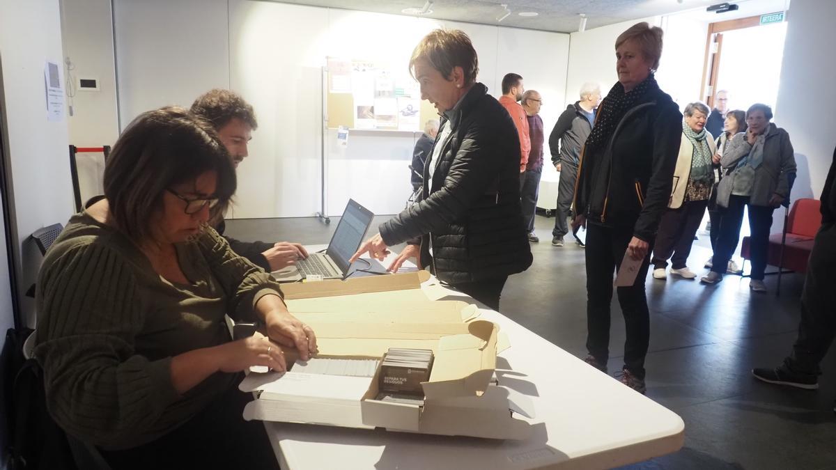Recogida de tarjetas en el puesto instalado en el hall de entrada a Aita Agirre Kulturgunea en Elgoibar