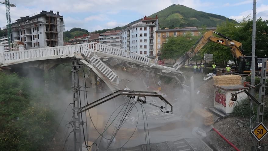El derribo del puente de La Salle, en Zumarraga