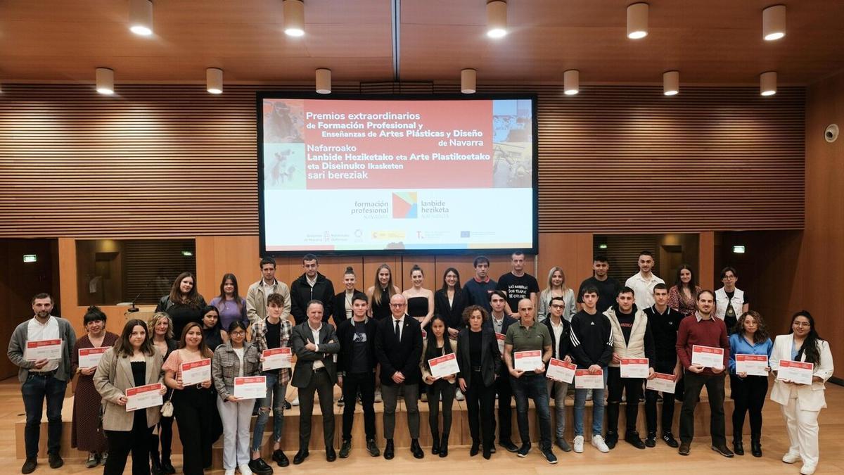 Las alumnas y alumnos premiados, junto con el consejero Gimeno, el director general de FP y la directora de Planificación e Integración de la FP.