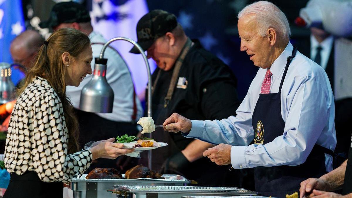 Biden sirve comida a militares y a sus familias durante un evento por Acción de Gracias en Virginia.
