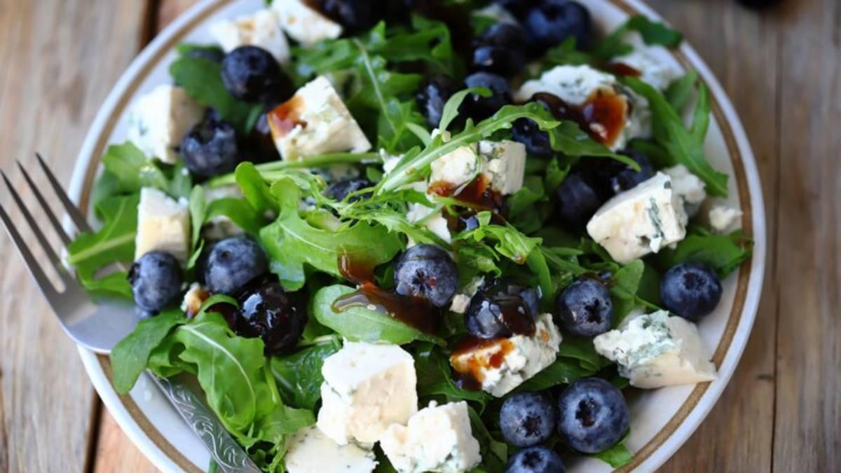 Ensalada con brotes verdes, arándanos y queso