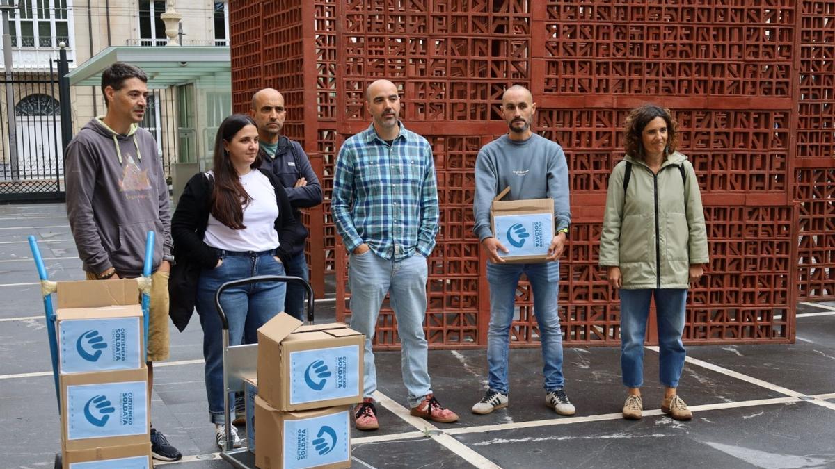 Entrega de las firmas recogidas para pedir un SMI propio en el Parlamento Vasco.