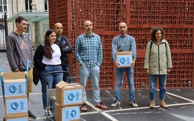 Entrega de las firmas recogidas para pedir un SMI propio en el Parlamento Vasco.