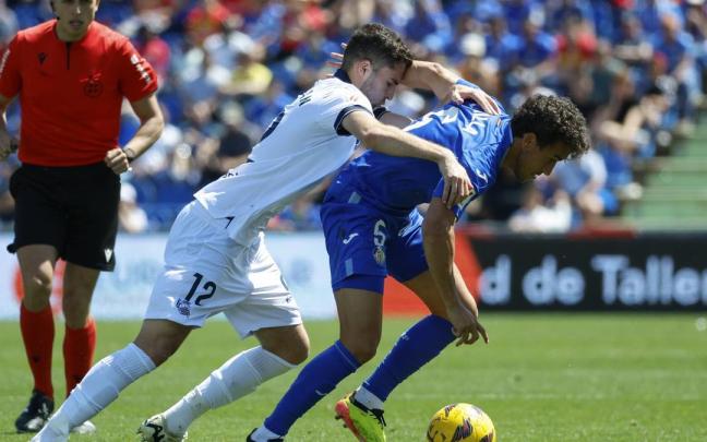 Zakharyan presiona a un rival del Getafe. / EFE