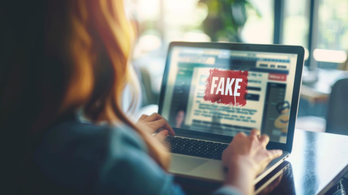 Una mujer consulta noticias que resultan ser falsas.