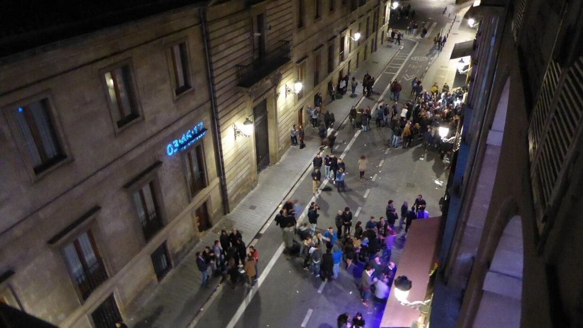 Personas en el exterior de los bares de la calle Mateo de Moraza por la noche