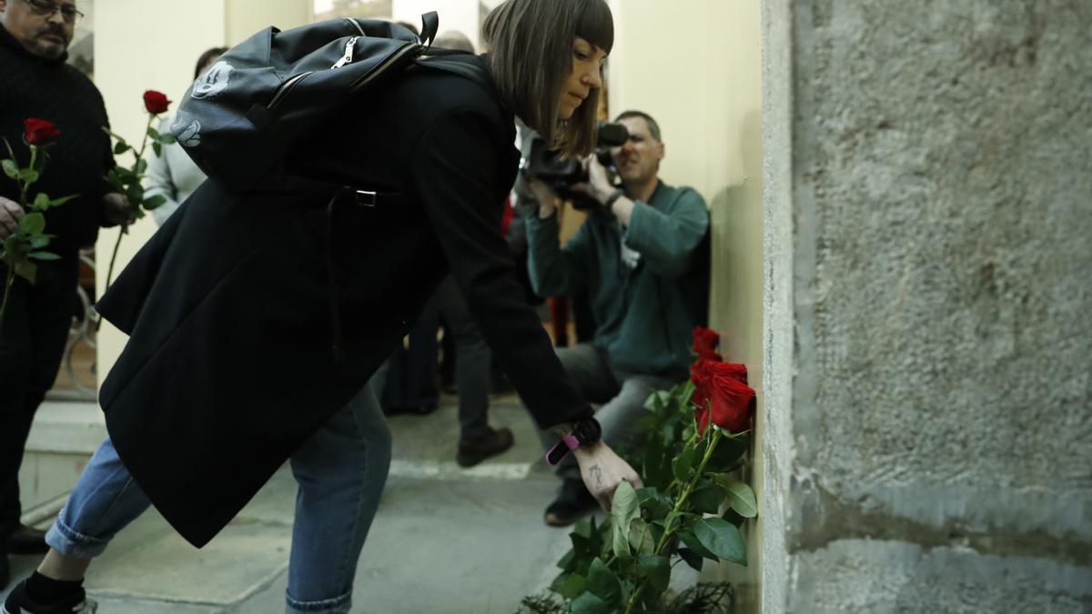 Sandra Carrasco deposita flores en memoria de su padre, durante el acto de ayer.