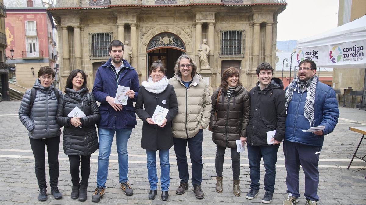 Representantes de Contigo Navarra en la plaza del Ayuntamiento