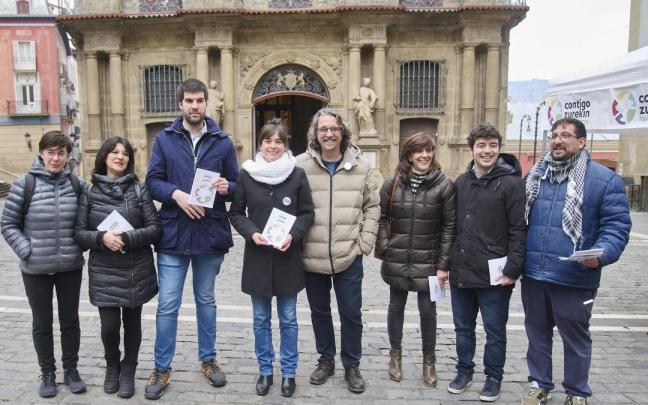Representantes de Contigo Navarra en la plaza del Ayuntamiento Representantes de Contigo Navarra en la plaza del Ayuntamiento