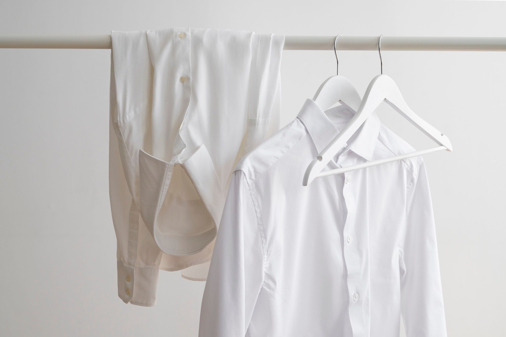 Una camisa blanca junto a otra que ha perdido su color original.
