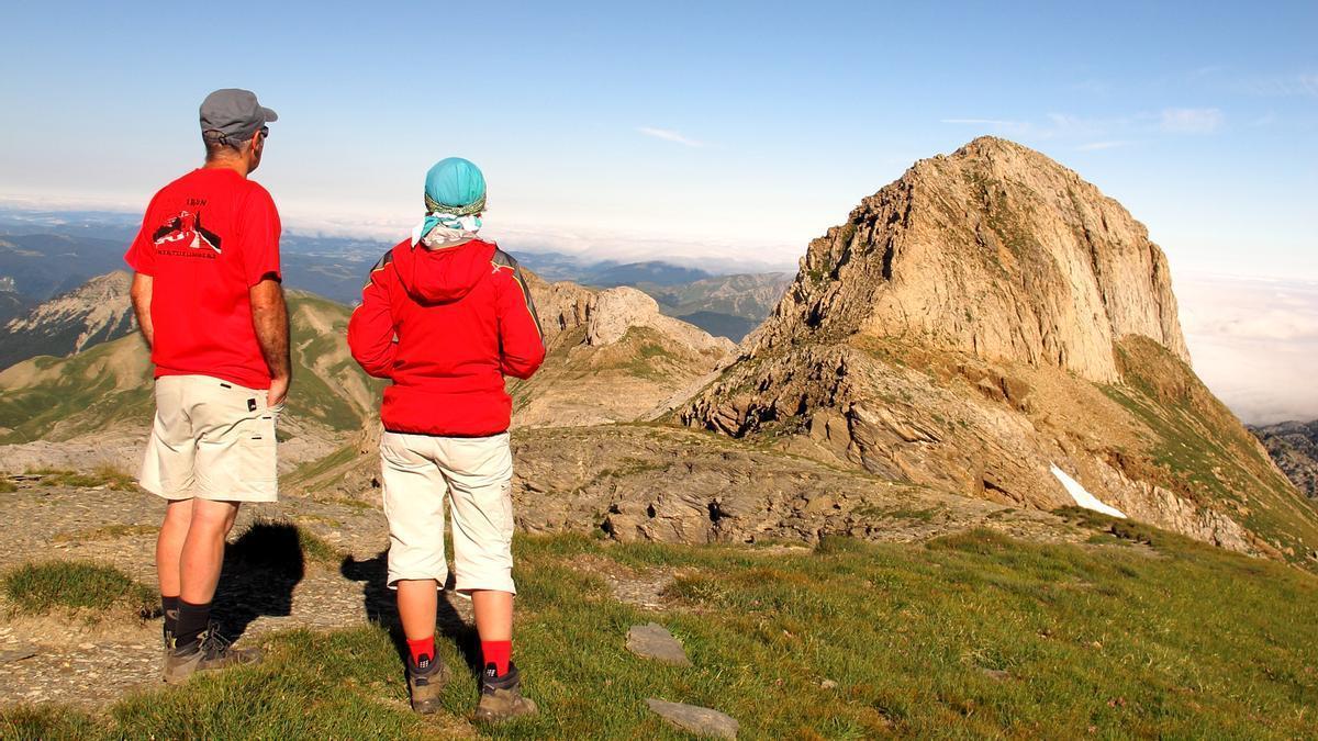 Dos montañeros observan el Pic des Trois Rois (2.444 metros) desde la Table (2.421).