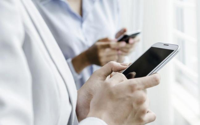 Los algoritmos de las redes sociales fomentan aquellos contenidos que nos hacen estar más tiempo pegados a las pantallas. / F.P. Los algoritmos de las redes sociales fomentan aquellos contenidos que nos hacen estar más tiempo pegados a las pantallas.