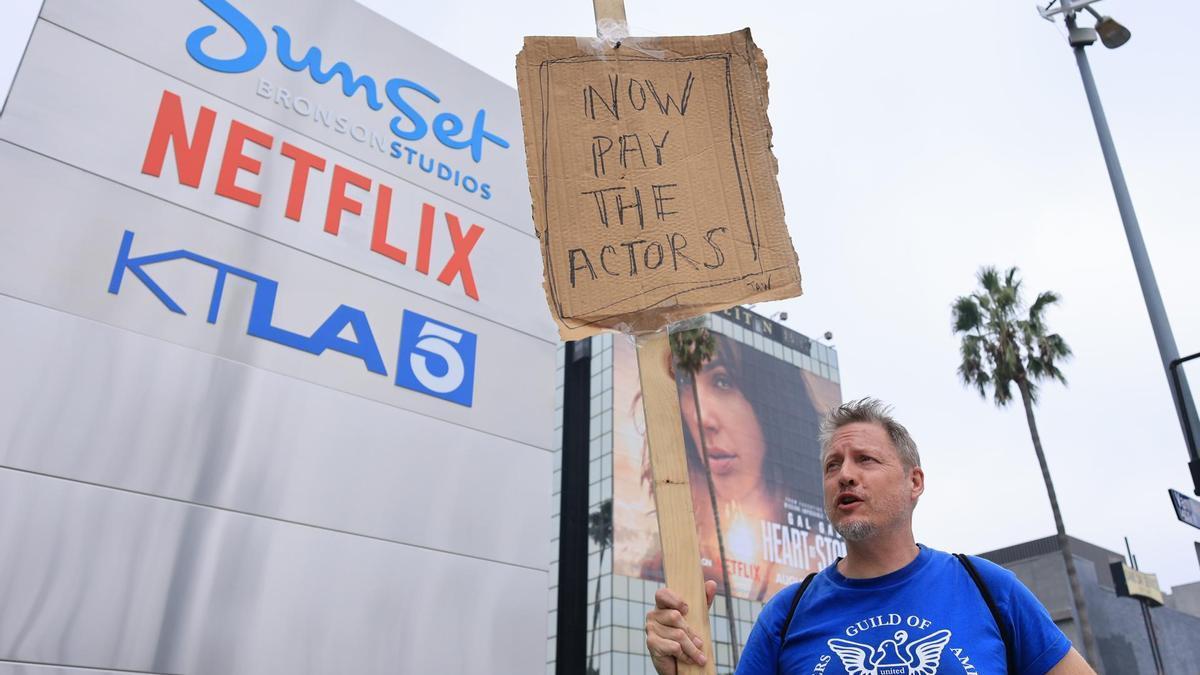 El guionista Travis Adam Wright protestando frente a los estudios de Netflix en Hollywood.