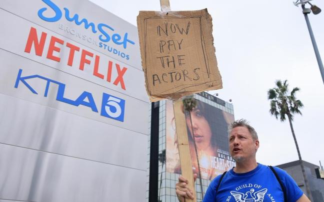 El guionista Travis Adam Wright protestando frente a los estudios de Netflix en Hollywood.