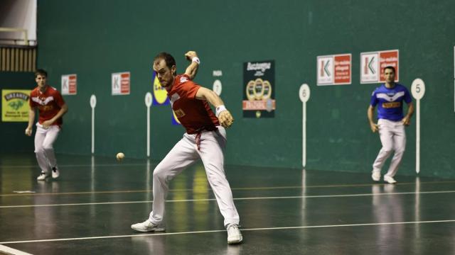 El verde continuará siendo el color de fondo de los partidos que se disputarán en el frontón Astelena / Javier Colmenero El verde continuará siendo el color de fondo de los partidos que se disputarán en el frontón Astelena