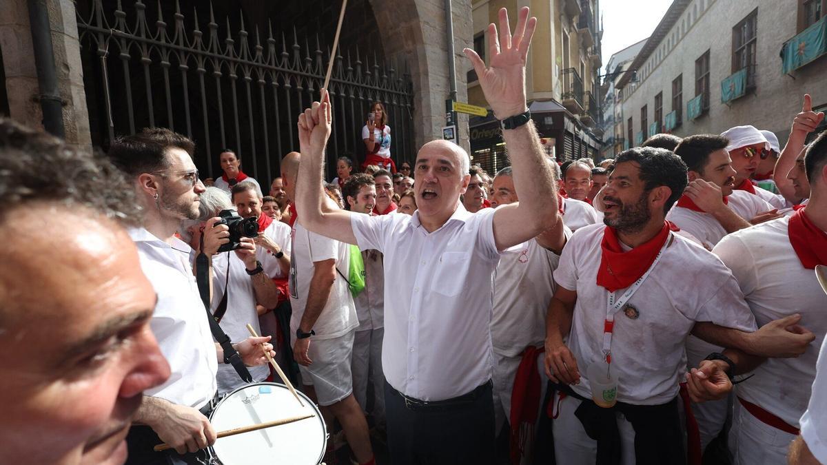 Jóvenes al ritmo de La Pamplonesa durante la celebración del Riau Riau.