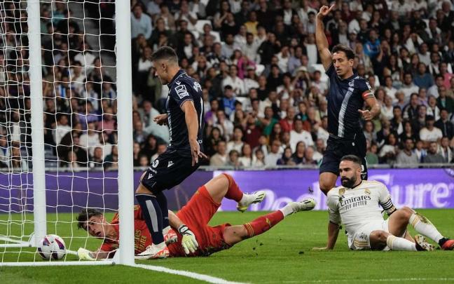 Barrenetxea introduce el balón en la meta del Real Madrid. / REALA