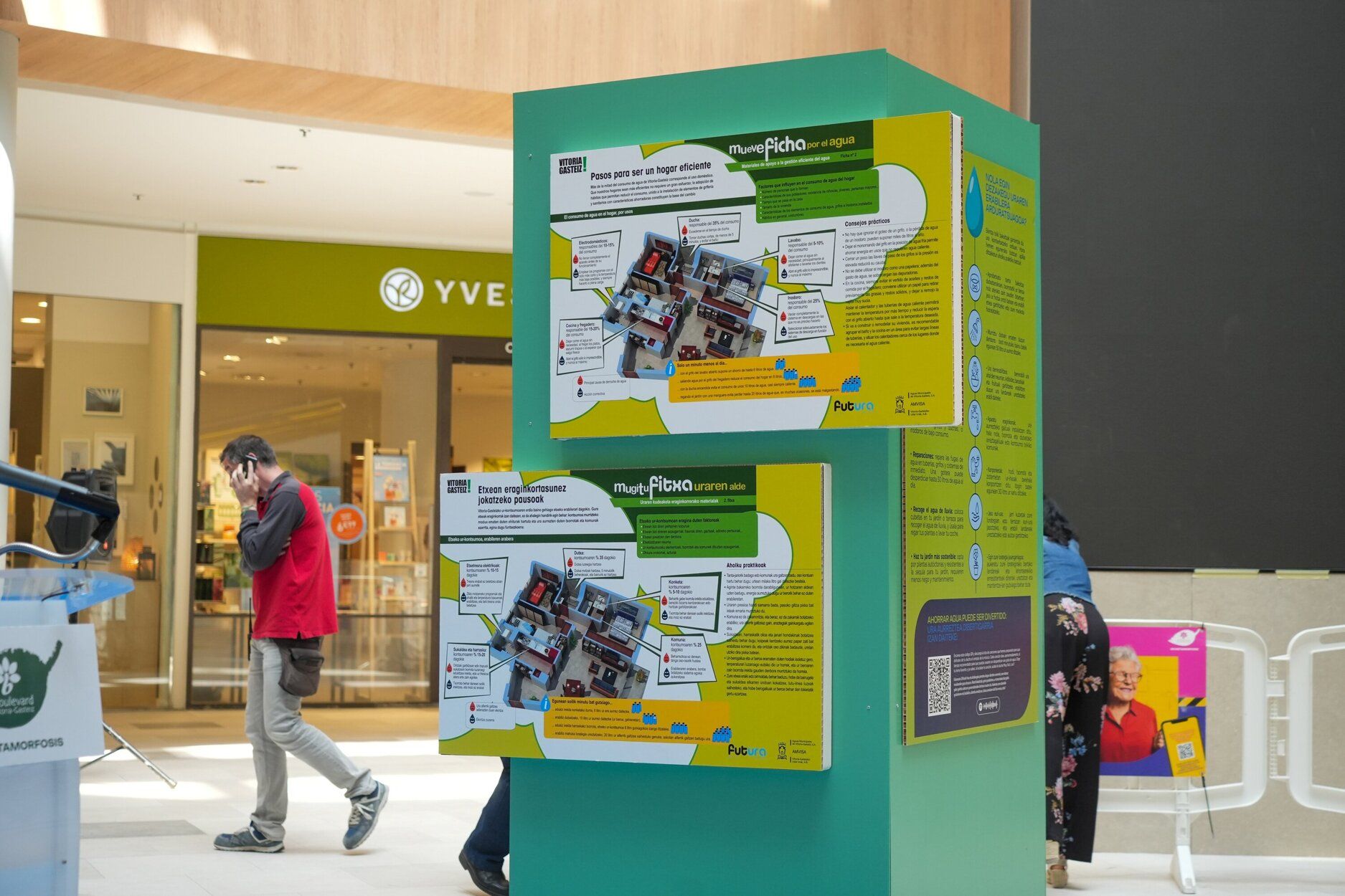 Interior del Centro Comercial El Boulevard.