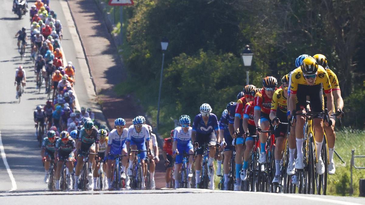El Jumbo tira del pelotón durante la etapa.