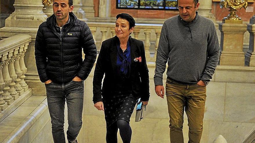 Los concejales de EH Bildu en Bilbao Asier González, Jone Goirizelaia y Bruno Zubizarreta.