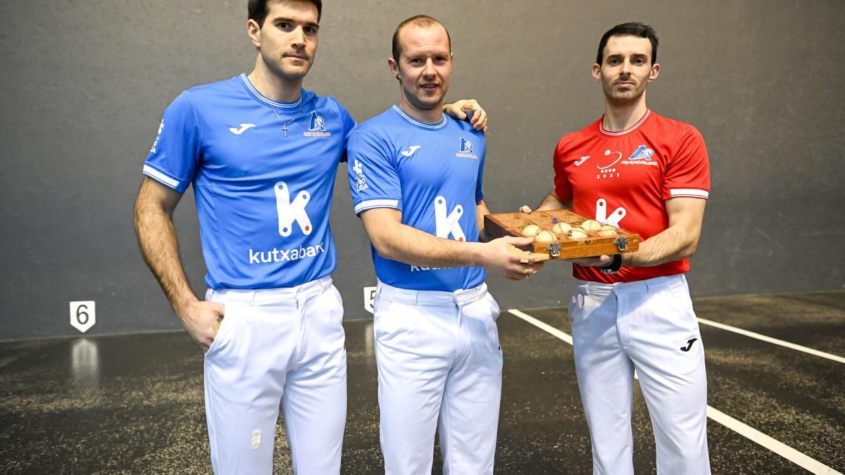 Elordi-Zabaleta eligen material junto a Altuna III en los días previos al inicio de la liguilla de semifinales del Campeonato de Parejas en el Atano III de Donostia.