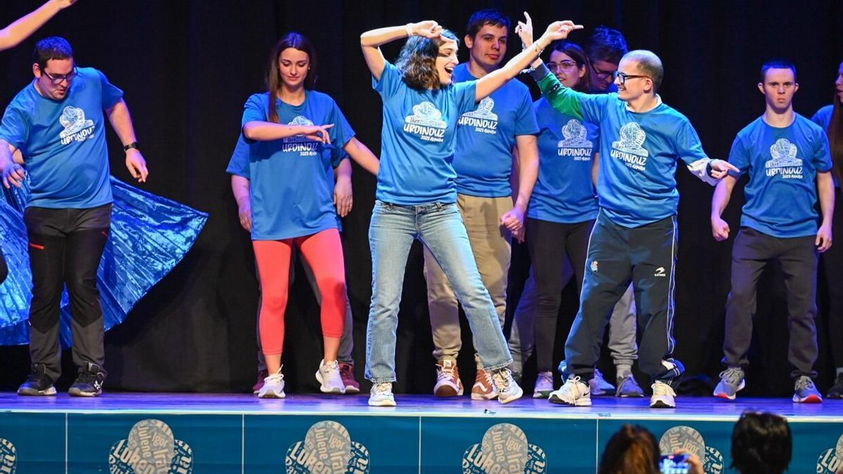 Azpeitia ha acogido hoy una sesión de danza inclusiva.