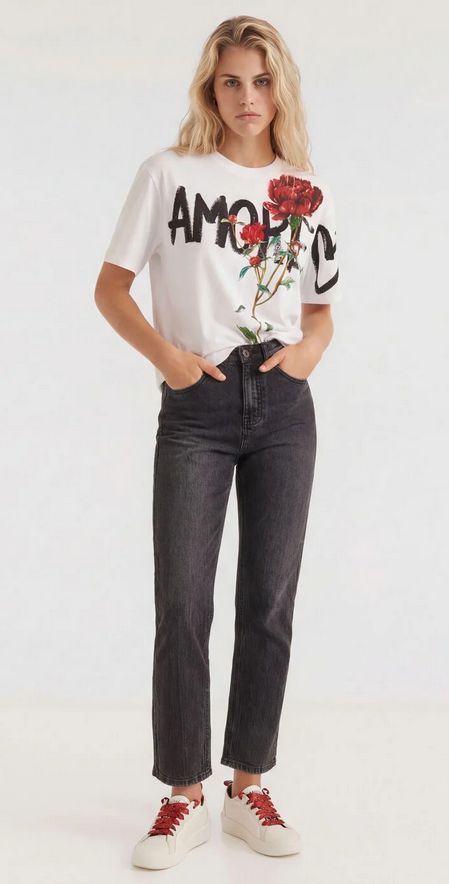 Vaquero recto de cintura alta y camiseta de algodón.