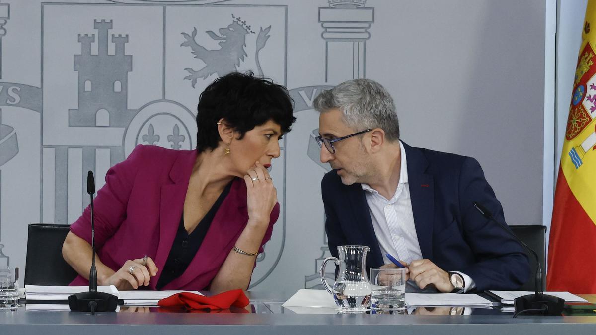 La ministra de Inclusión, Seguridad Social y Migraciones, portavoz del Gobierno, Elma Saiz, y el ministro de Hacienda, Arcadi España, en la rueda de prensa convocada tras el Consejo de Ministros, este martes.