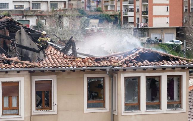 Incendio de un edificio en Balmaseda. PABLO VIÑAS